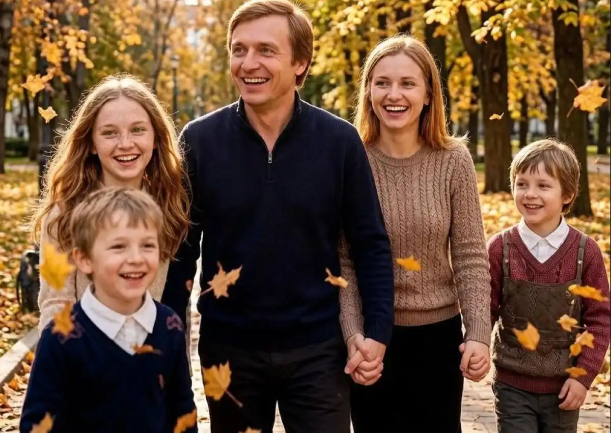 Семья с детьми на фоне деревьев