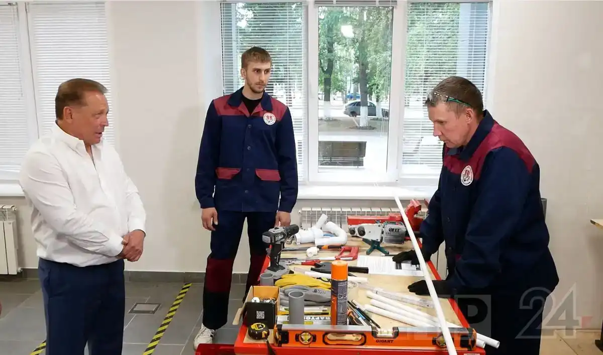 Участники чемпиона Абилимпикс из Нижнекамска общаются с депутатам Государственной Думы Айдаром Метшиным