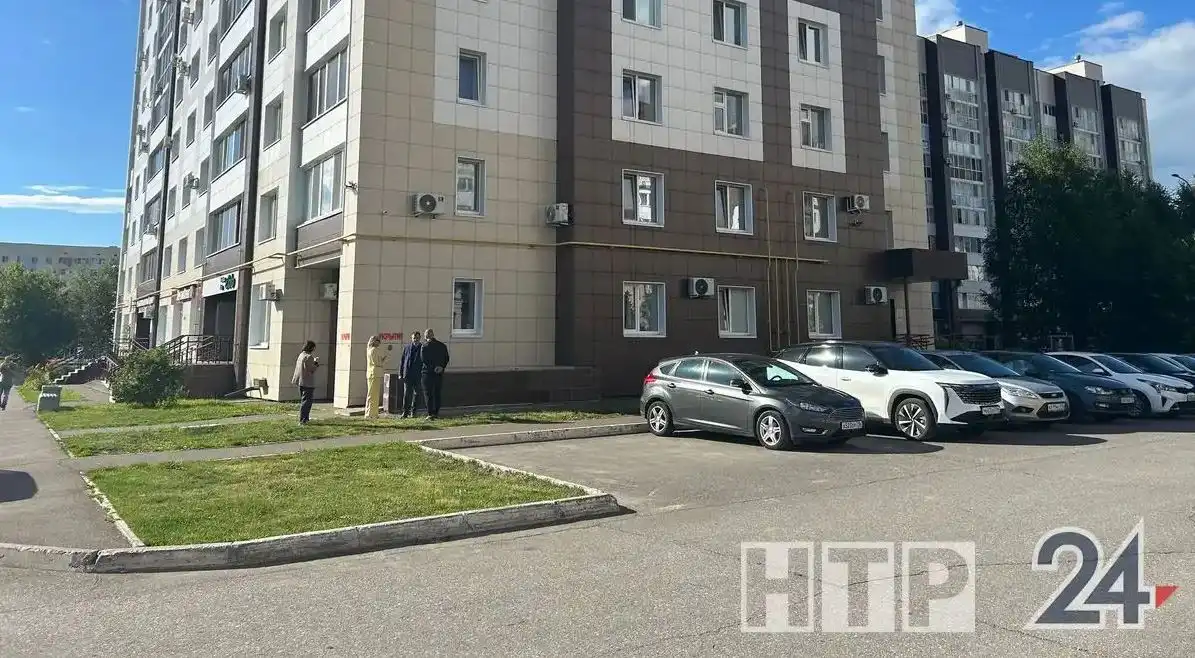 Устанавливают первый в городе электронный замок на дверь в подвал.