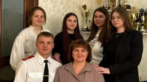 Владимир Путин Түбән Камада яшәүче биш бала анасына медаль тапшырды