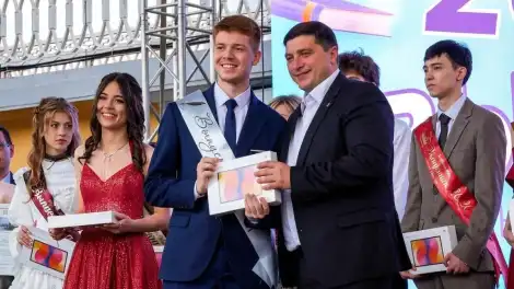 Түбән Камада 945 чыгарылыш укучысы мәктәп белән хушлашты