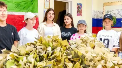 Түбән Камада гуманитар ярдәм пунктына өзлексез ярдәм агыла: укучылар, студентлар һәм өлкән буын бергәләшеп ил сакчыларына булыша - телеканал НТР 24