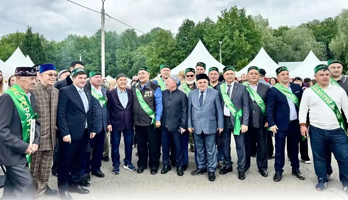 2026 елгы Түбән Кама Сабан туенда төрле елларның көрәш батырлары Р.Н. Миңнеханов белән