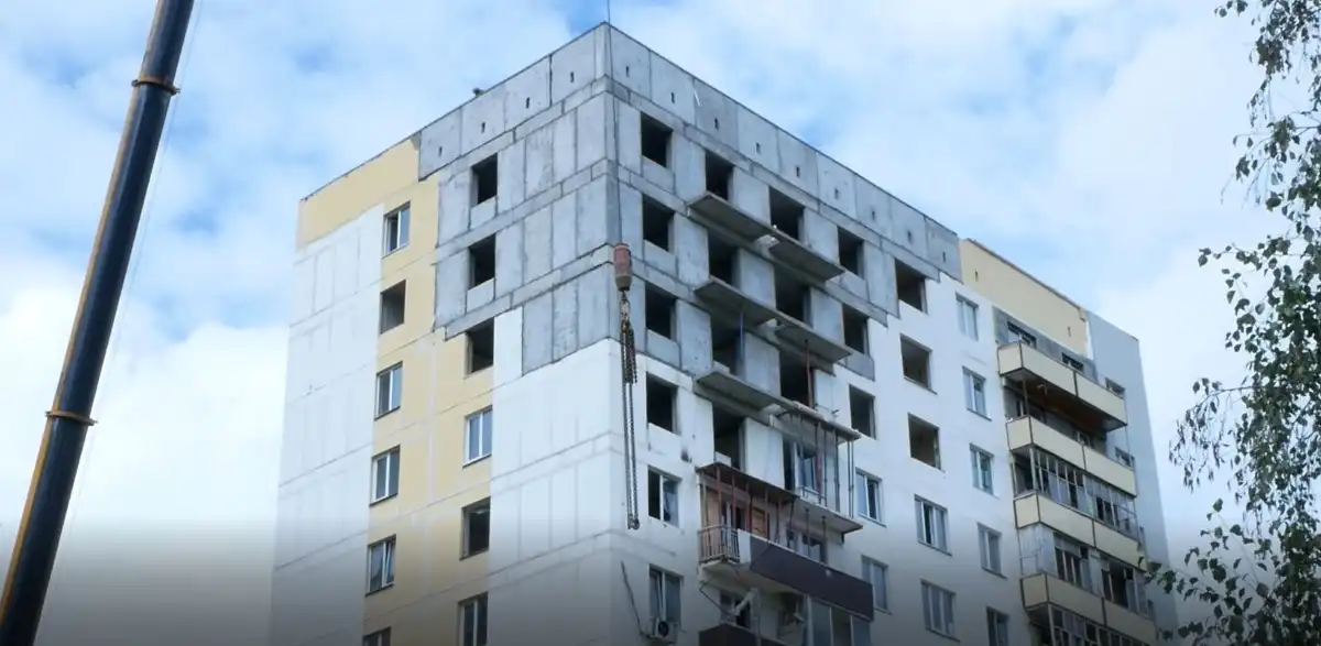 Работы по восстановлению повреждённого дома на Чабьинской в Нижнекамске