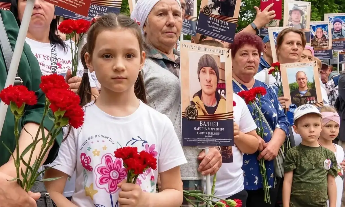 Участники акции с портретами своих героев
