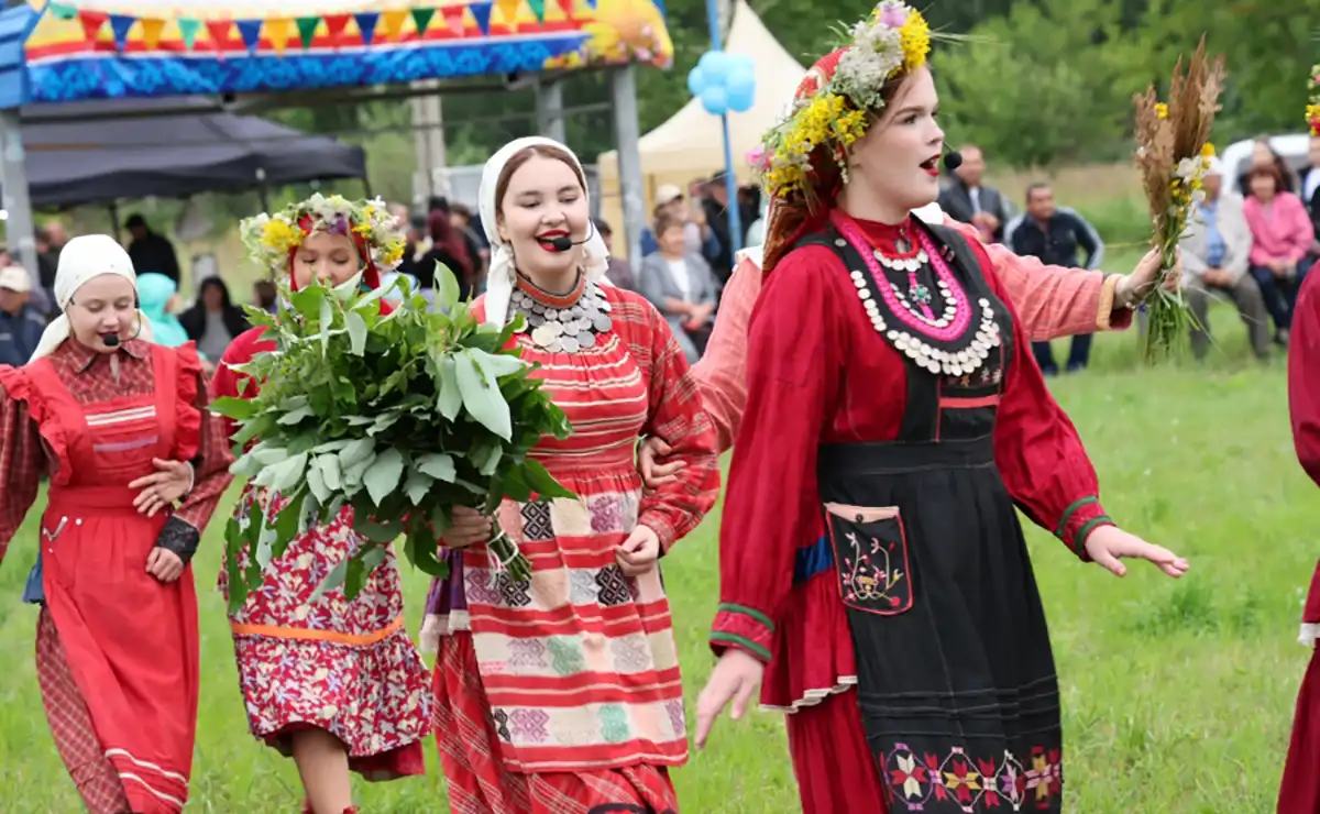 Бәйрәм күңелле уеннар, җыр-биюләр белән үрелеп барды