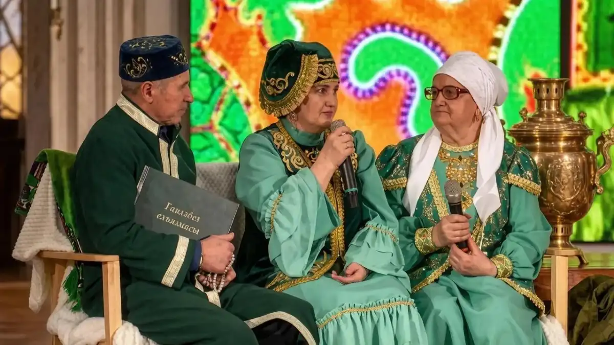 Выступление семьи на сцене