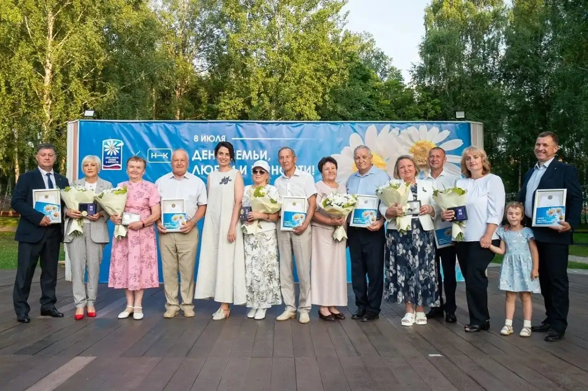 На сцене проходит церемония награждения семей