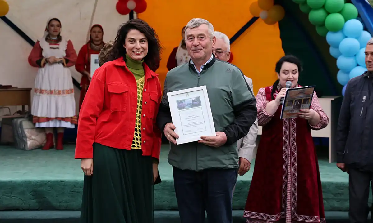 М. Камелина алдынгыларга бүләкләр тапшыра