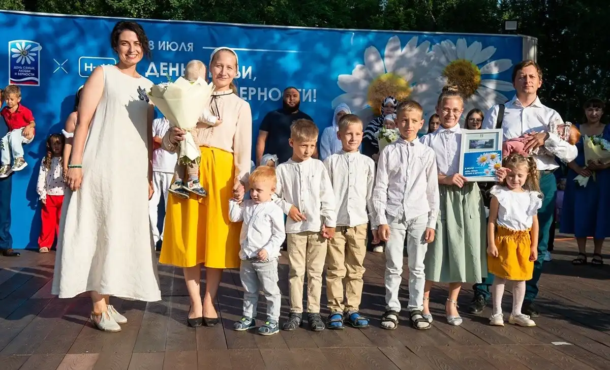 М. Камелина күп балалы гаиләләрне бүләкли