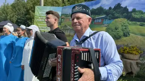 Гармун моңы, чәкчәк тәме һәм әби сандыгы серләре: Түбән Кама районында «Авылча» этнофестивале узды - телеканал НТР 24
