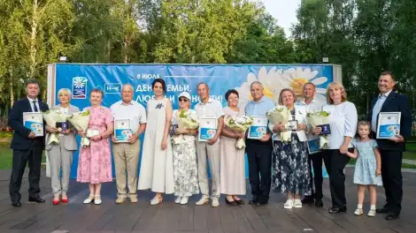Түбән Камада үрнәк гаиләләрне «Мәхәббәт һәм тугрылык өчен» медале белән бүләкләделәр - телеканал НТР 24