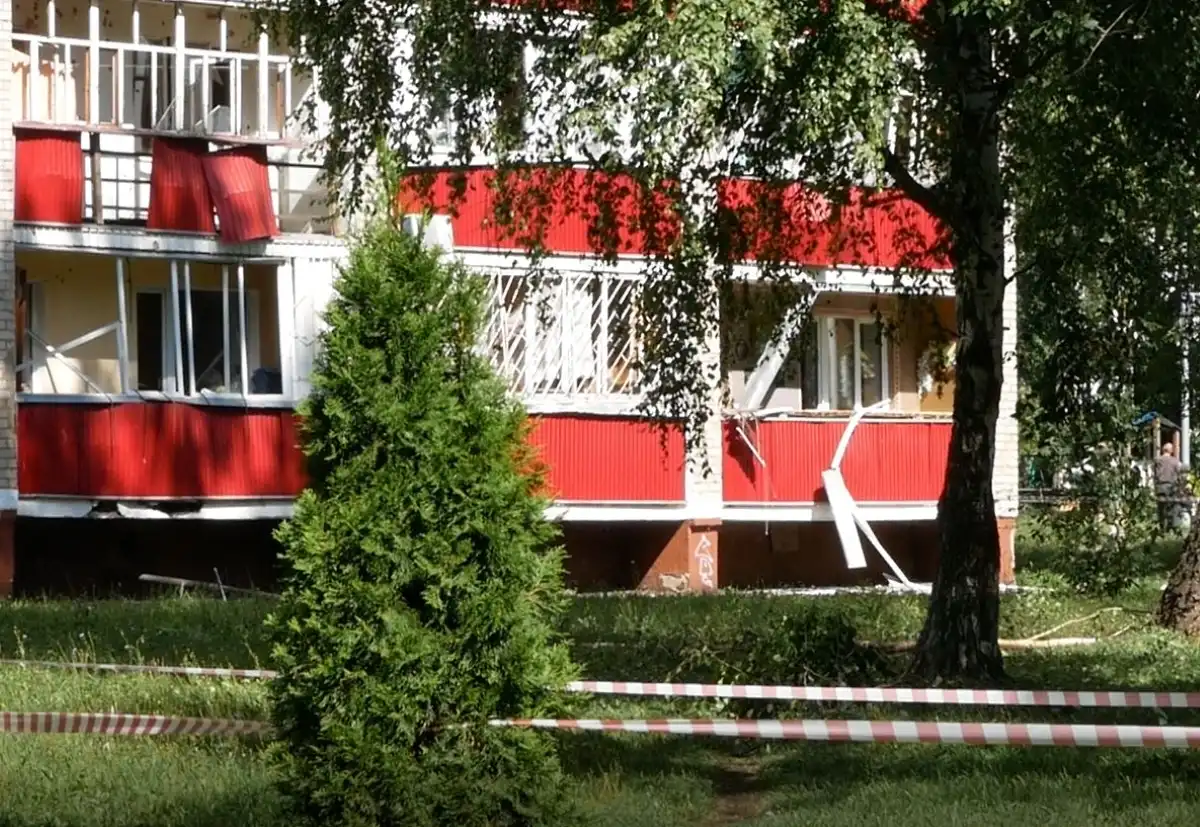 Повреждённый дом после атаки БПЛА