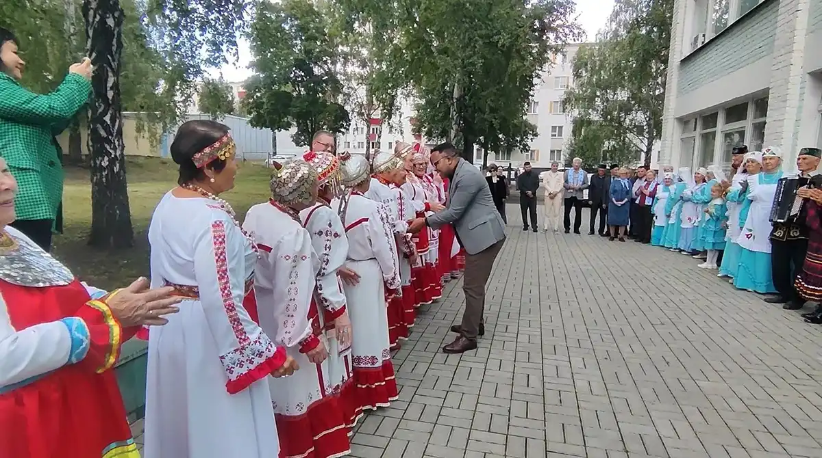 Халыклар дуслыгы йорты алдында мәртәбәле кунак белән очрашу