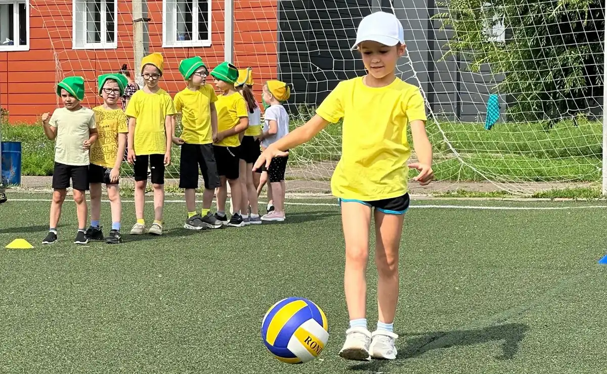 Девочка играет с мячом
