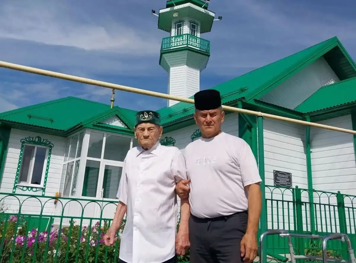 Ветеран ВОВ с сыном возле мечети