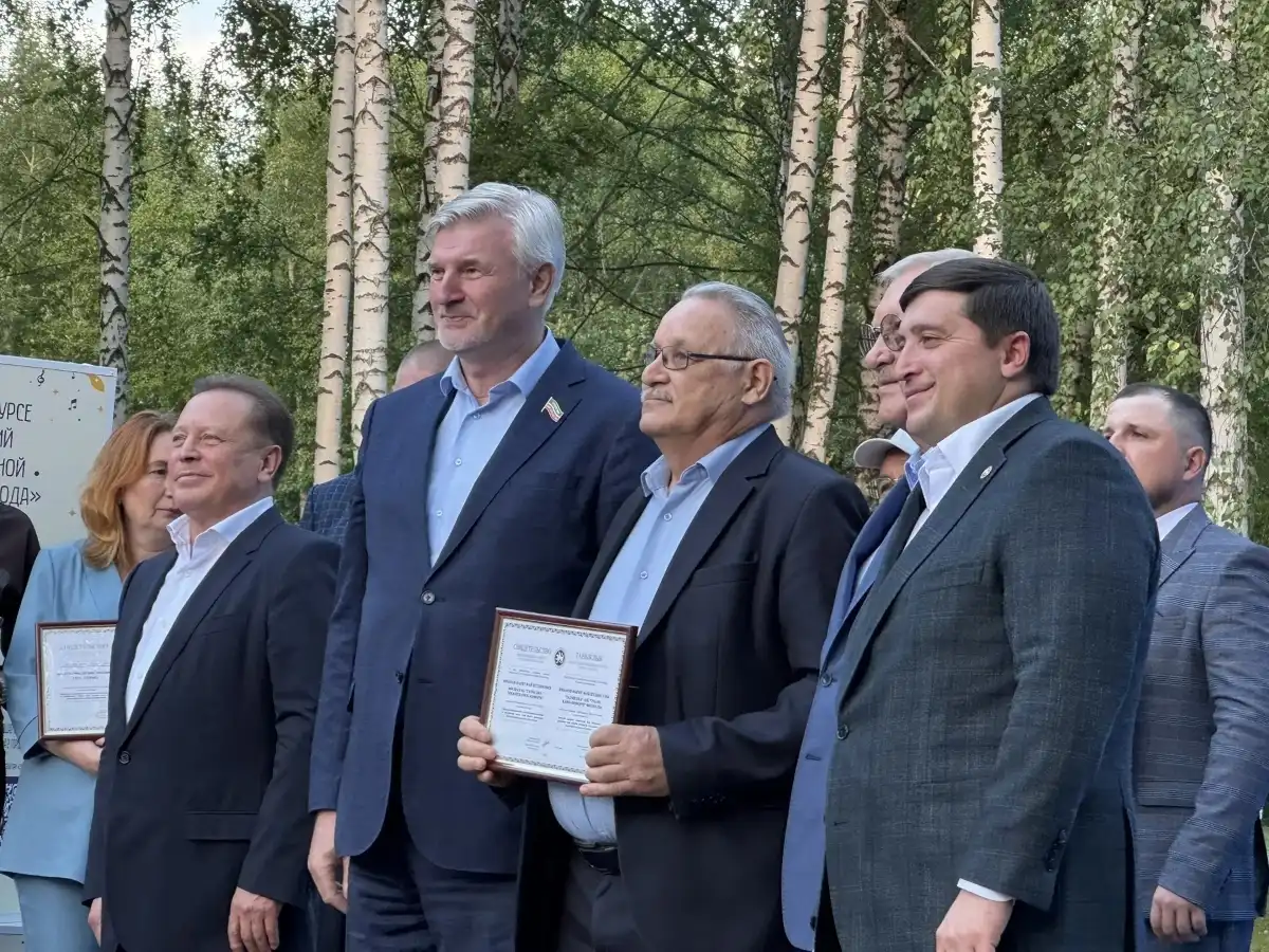 Вручают свидетельство главному редактору газеты "Туган як"