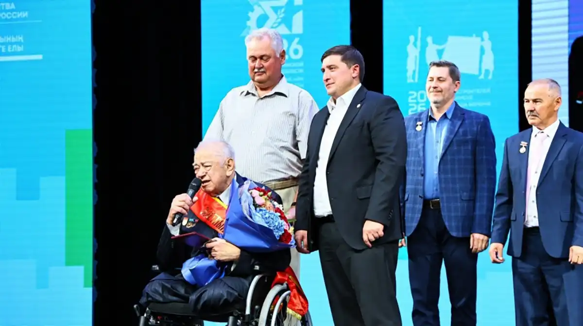 Р. Беляев (сулдан өченче) алдынгы төзүчеләргә бүләкләр тапшыра