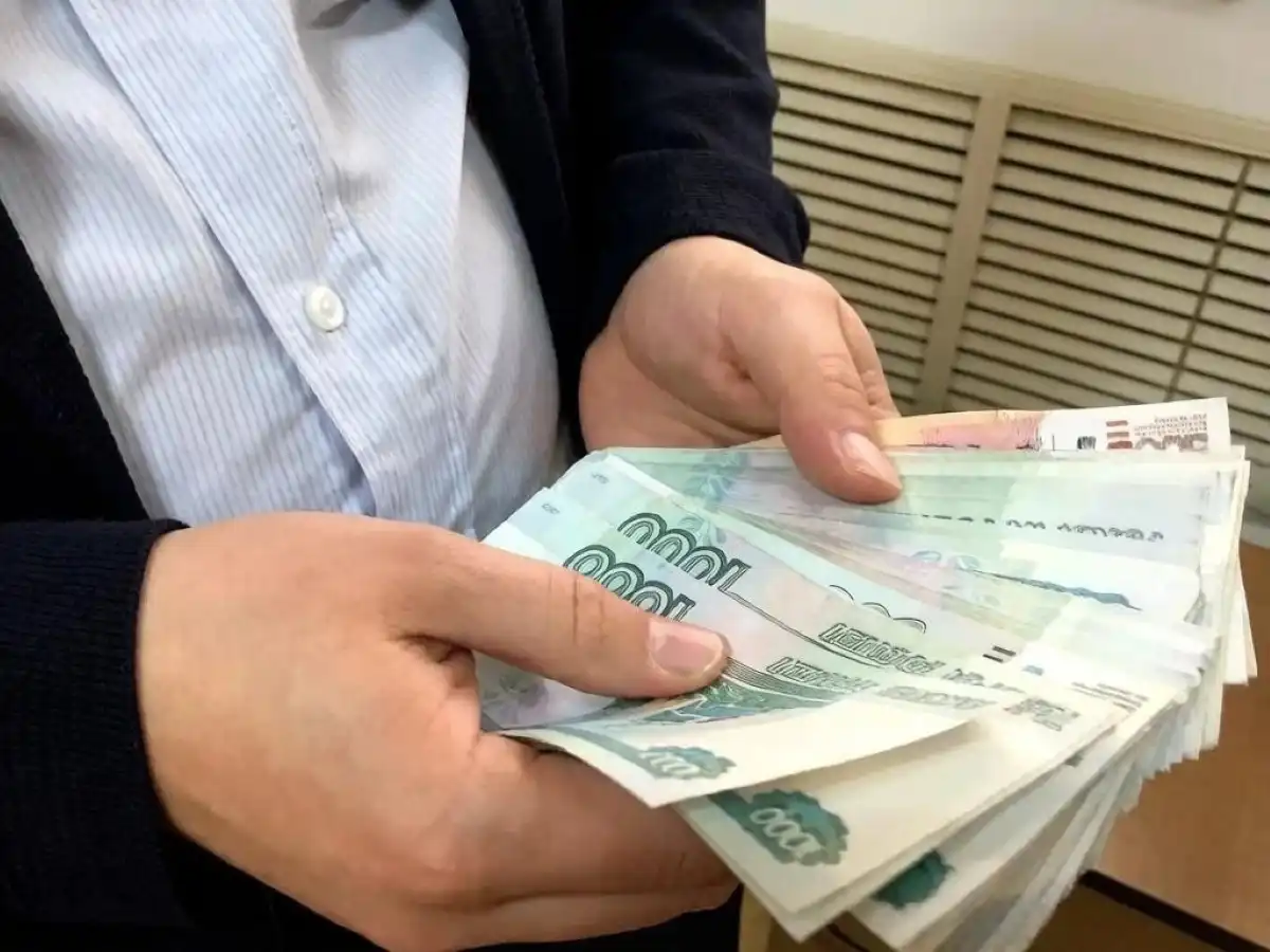 Молодой человек с деньгами в руках