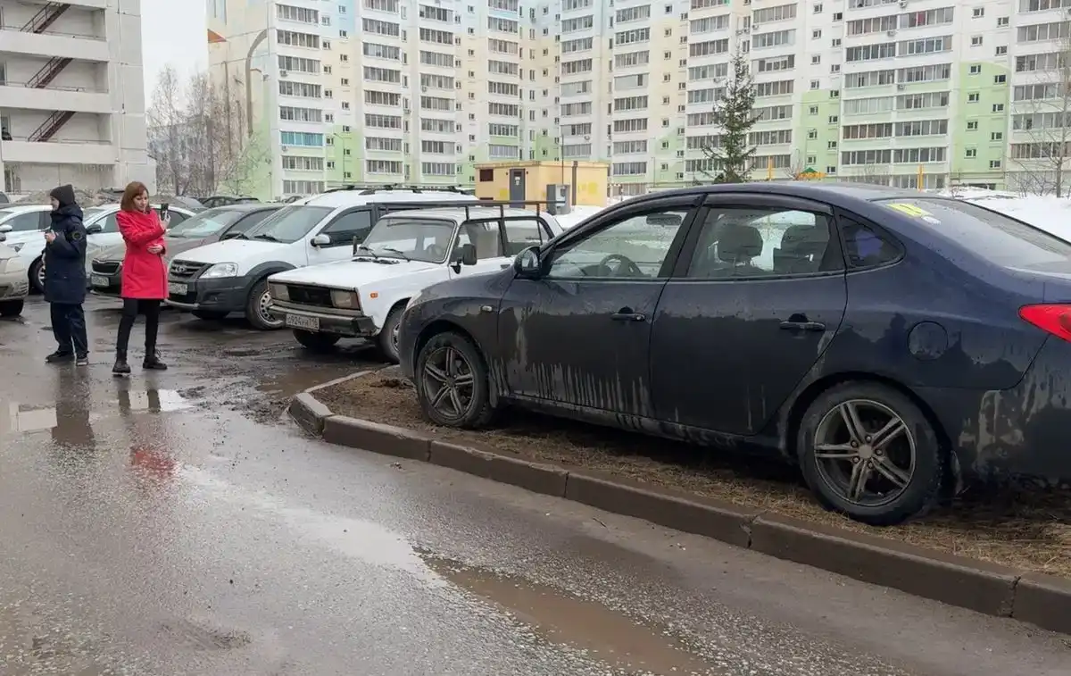 Парковка автомобиля на газоне