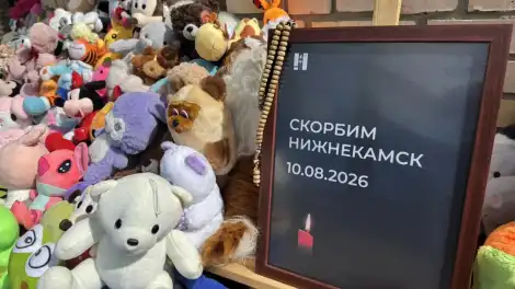 Уенчыклар, чәчәкләр һәм шәмнәр: Түбән Камада һәлак булучылар истәлегенә мемориалга кеше агыла