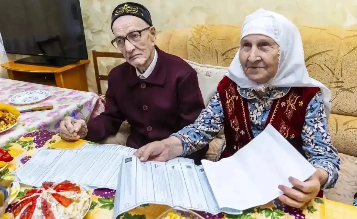 Зур Афанас авылында яшәүче Габделваһап Сәлахов карчыгы белән өендә сайлады
