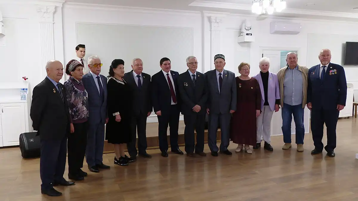 Шәһәр мэры Р. Беляев күкрәк билгесе тапшырылган бер төркем ветераннар арасында