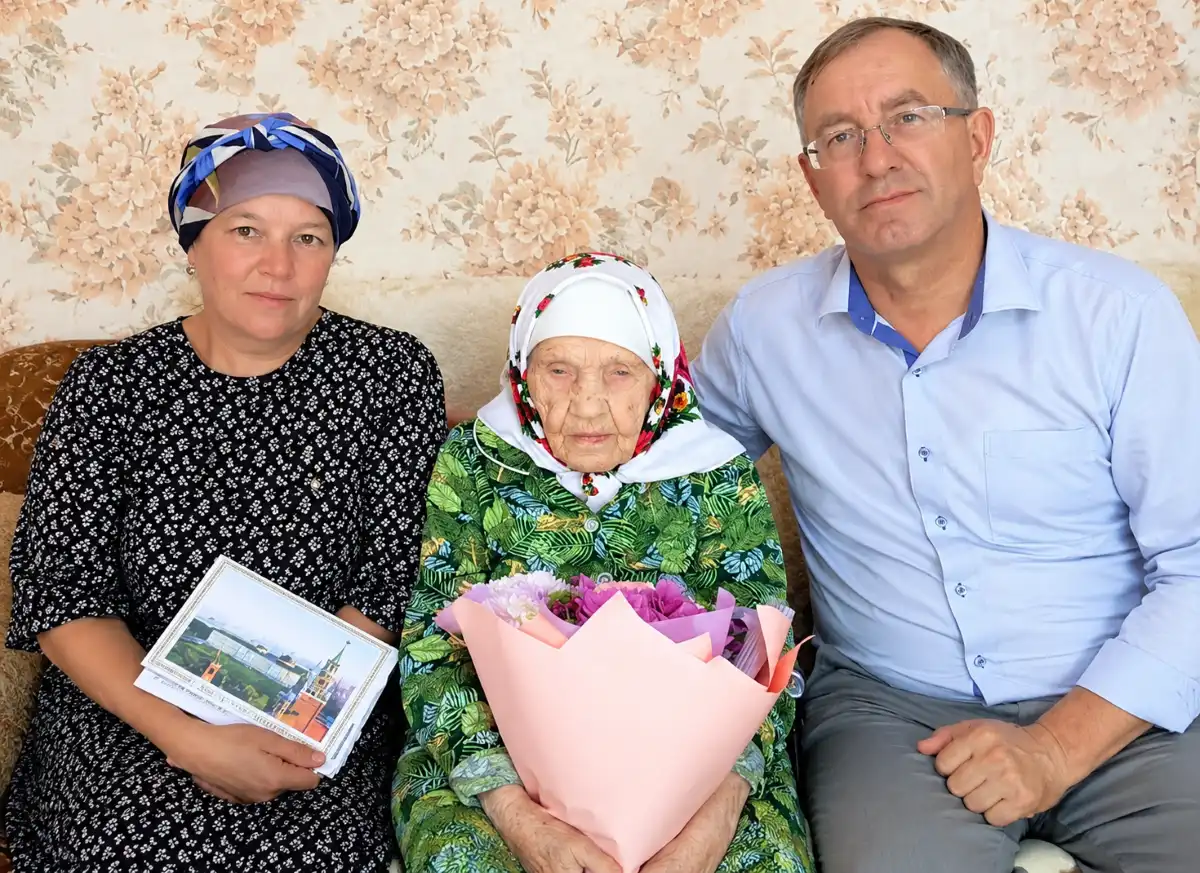 Поздравляют с днем рождения жительницу Красной Кадки
