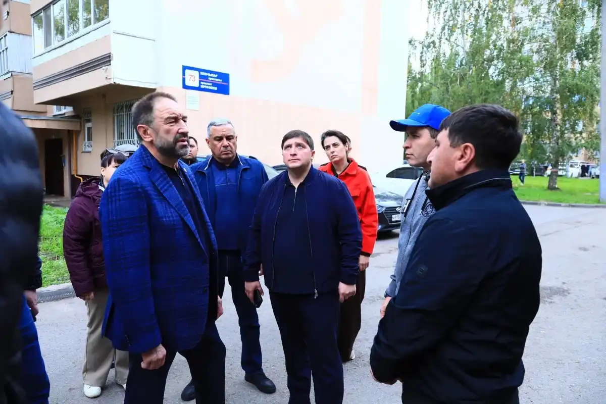 Делегация осматривает пострадавший дом