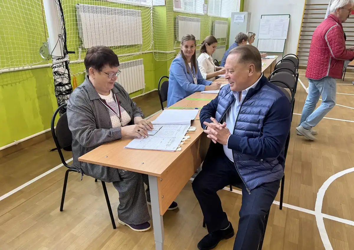 РФ Дәүләт Думасы депутаты А. Метшин сайлау участогында