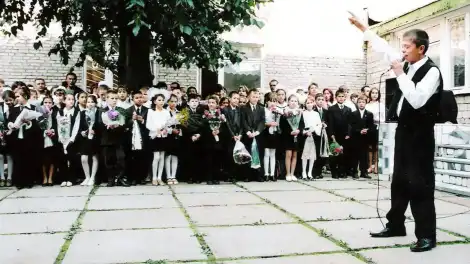 Элвин Грей мәктәп фотоларын күрсәтте һәм «шук» балачагы турында сөйләде - телеканал НТР 24