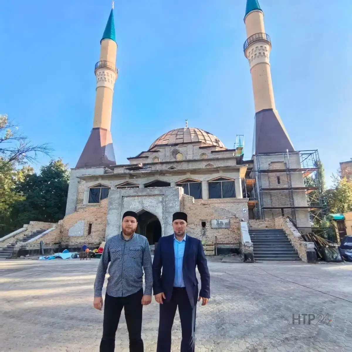 Делегация около мечети в ДНР