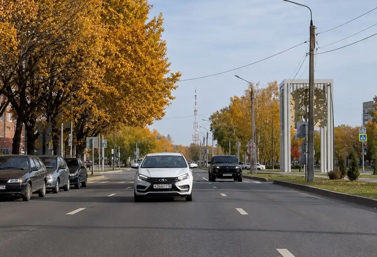 осенняя городская магистраль с автомобилями