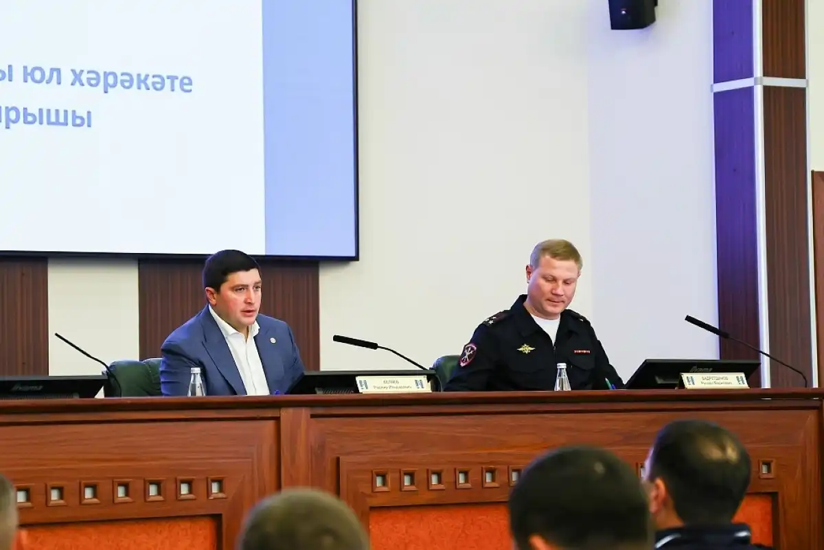 члены комиссии на заседании