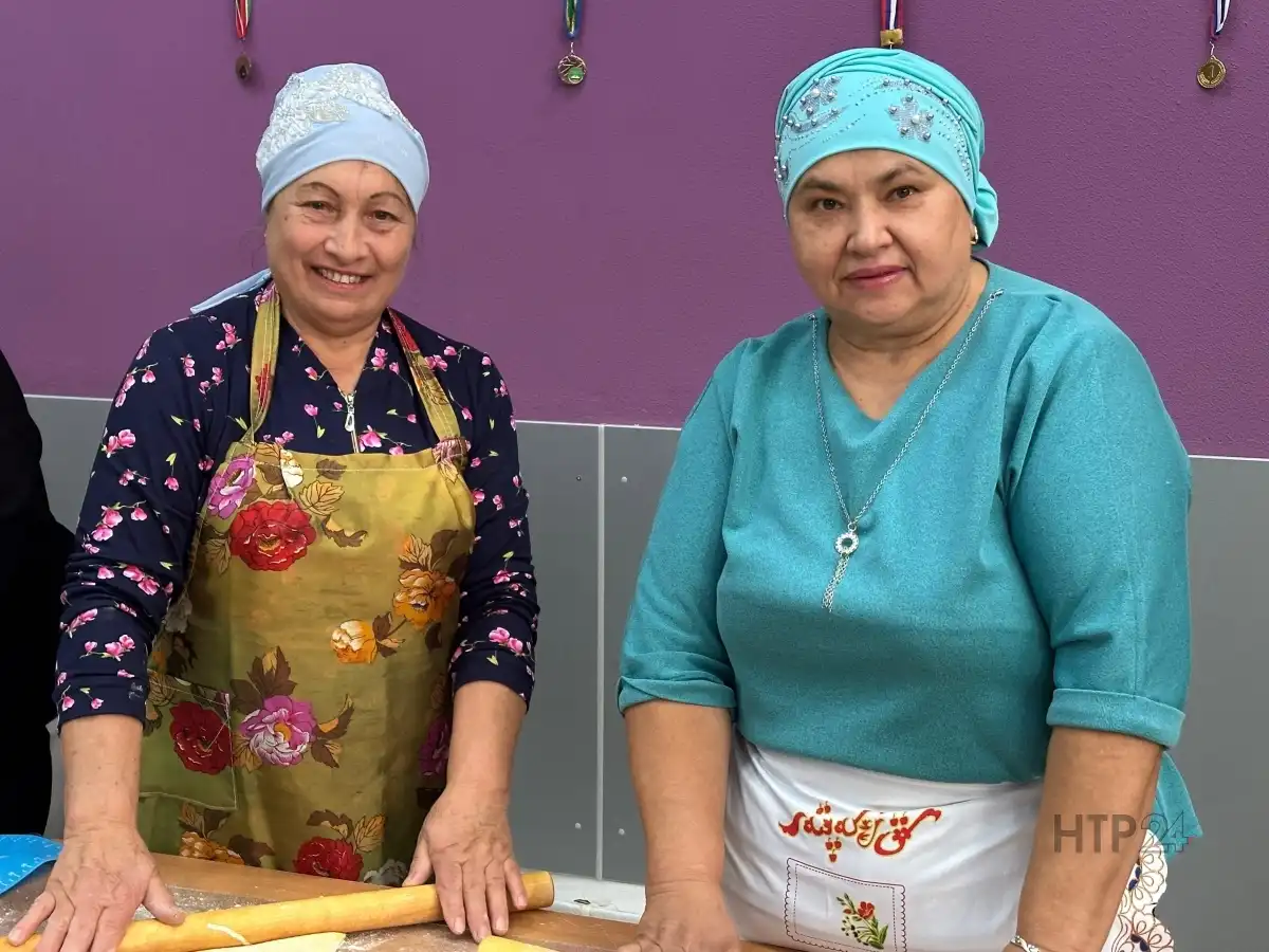 жители села раскатывают тесто для лапши
