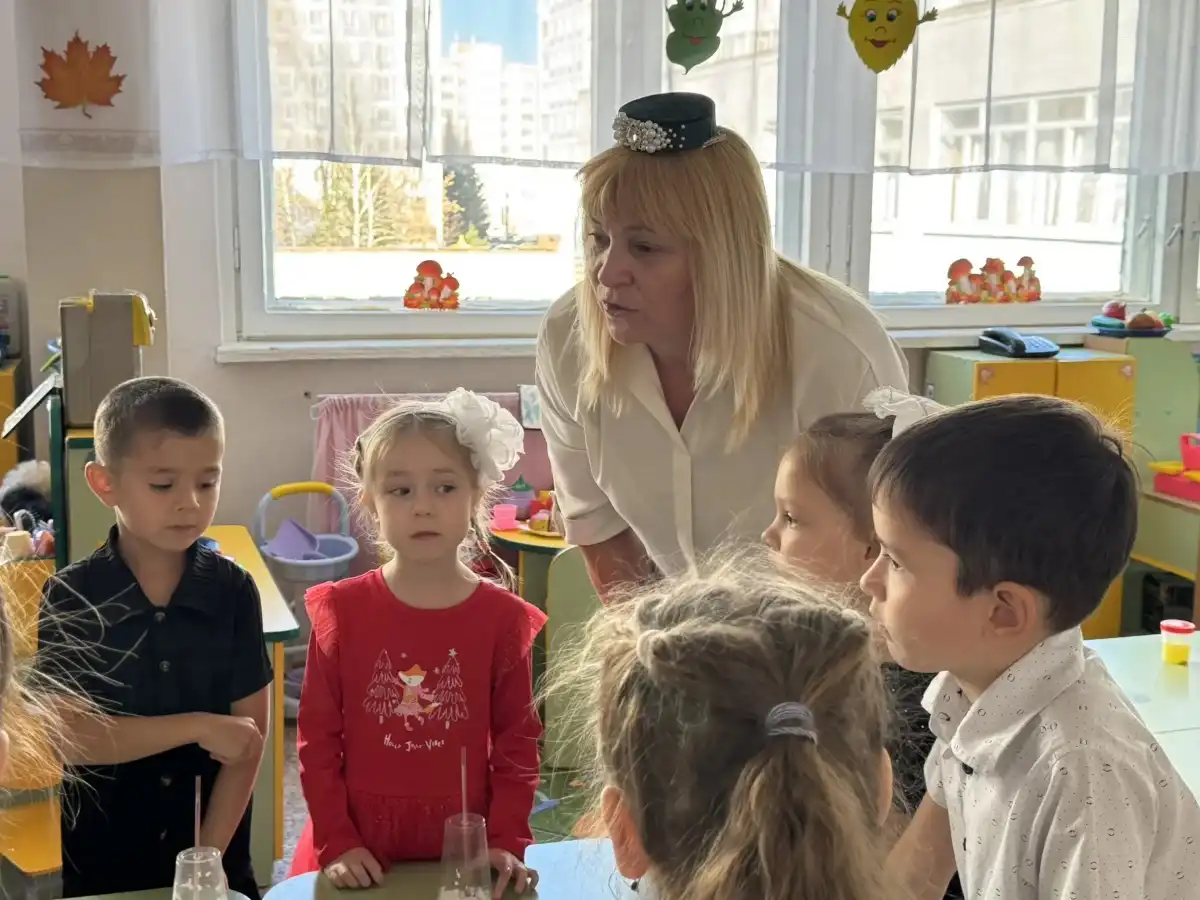 Воспитатель на занятии с детьми