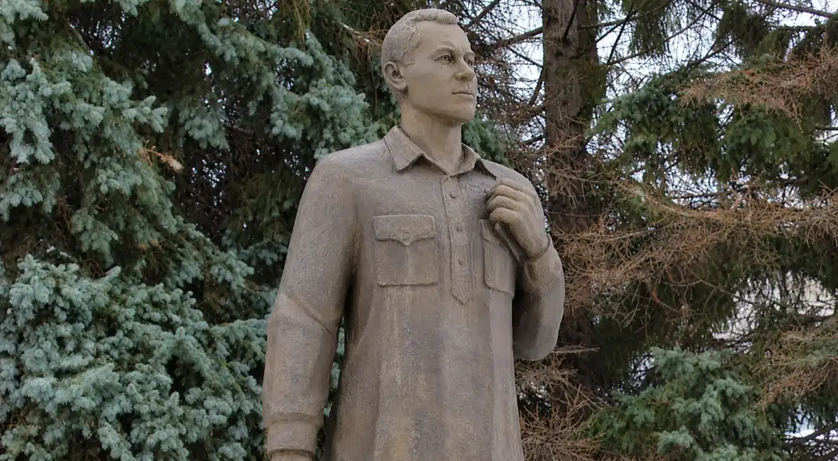 памятник Мусы Джалиля среди хвойных деревьев