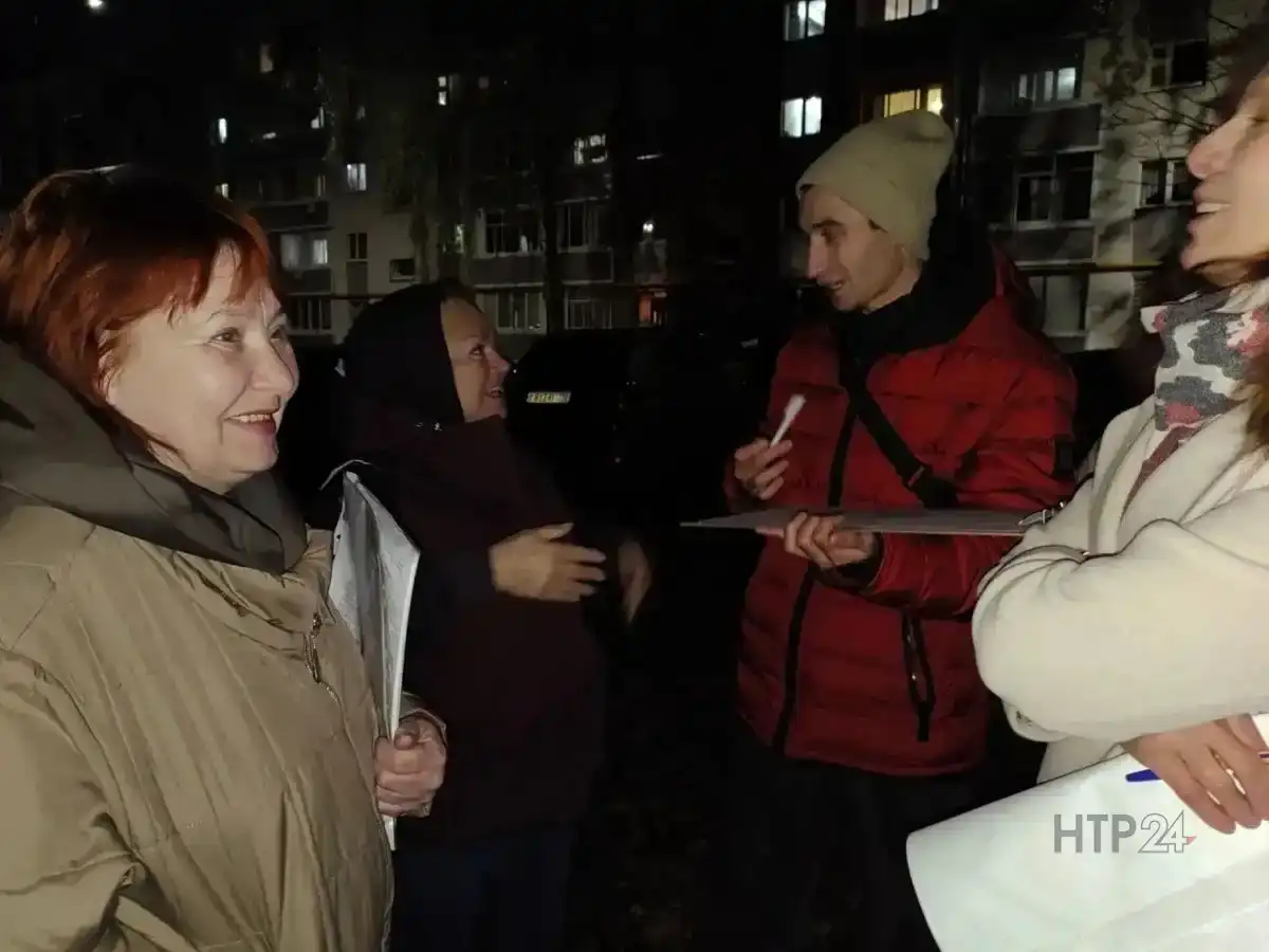 жители микрорайона обсуждают проект благоустройства двора