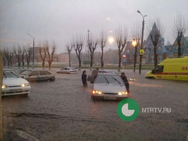 В Нижнекамске первый весенний ливень привел к дорожному коллапсу