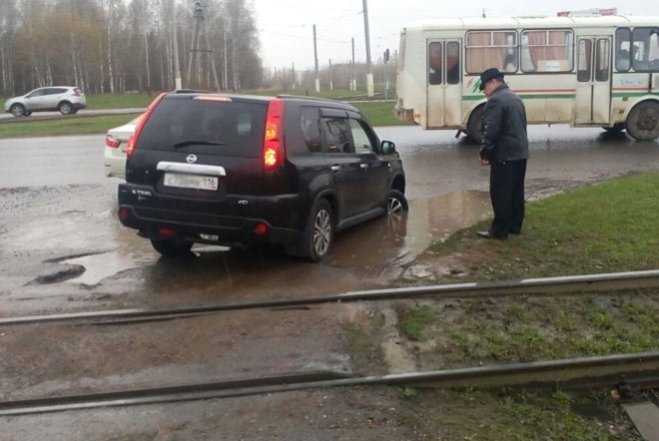 В Нижнекамске иномарка застряла в яме, образовавшейся на дороге по пр.Химиков