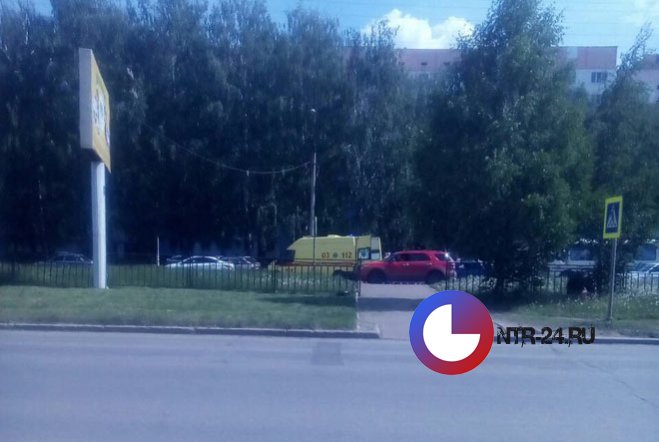 В Нижнекамске под колеса автомобиля попали две девушки