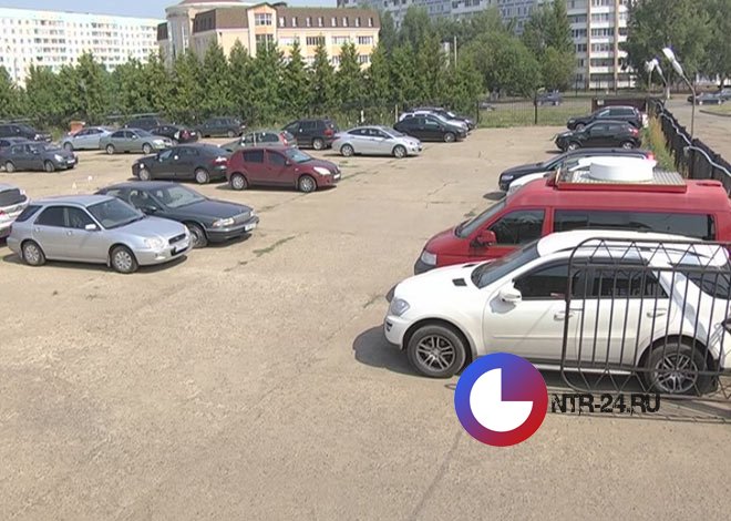 Закрыли автостоянку. Автомобиль заперли на парковке. Парковка на базарной. Парковочное место во дворе. Красный знак с машиной парковка.