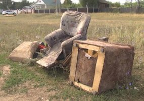 На центральной улице села Шереметьевка Нижнекамского района копится крупногабаритный мусор