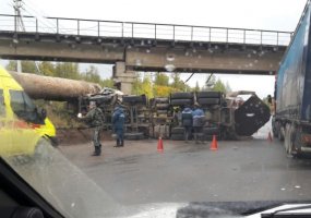 Под мостом около Нижнекамска большегруз упал на бок