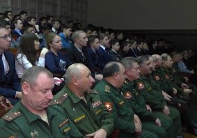 20 военкомов из городов Татарстана выступили перед нижнекамскими школьниками