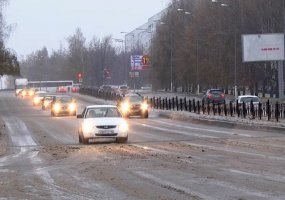 В Нижнекамске Соболековскую дорогу против гололеда обрабатывали специальными реагентами