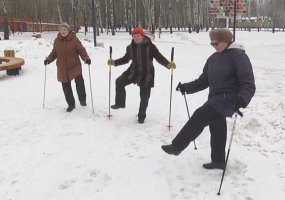 Нижнекамские пенсионеры занялись скандинавской ходьбой