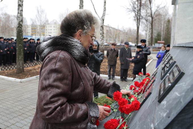 В Нижнекамске почтили память погибших сотрудников органов внутренних дел