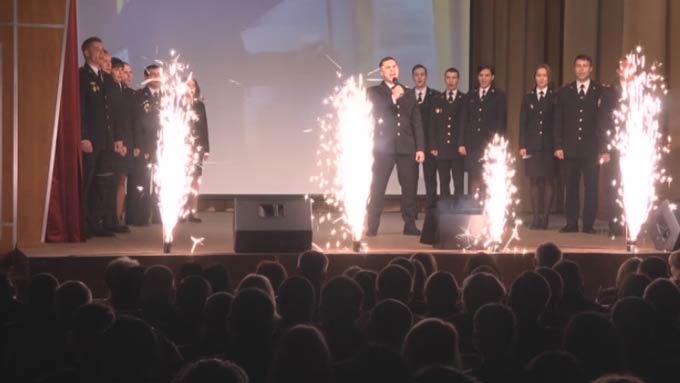 Нижнекамские полицейские в свой профессиональный праздник исполнили песню о Родине