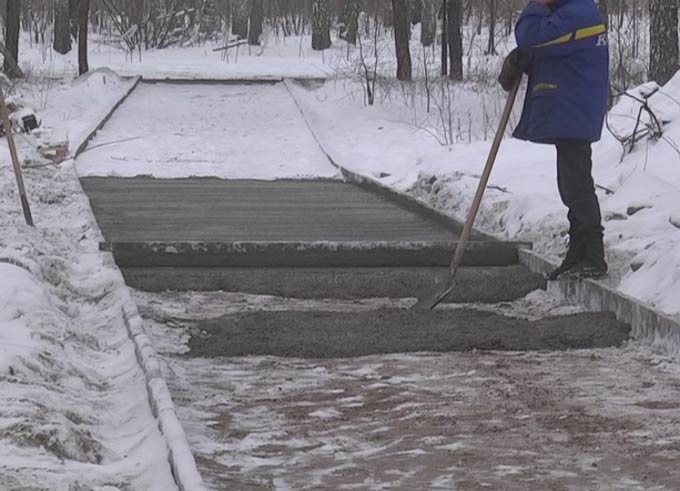 Посетители парка «СемьЯ» не понимают, почему рабочие продолжают укладывать брусчатку в снег